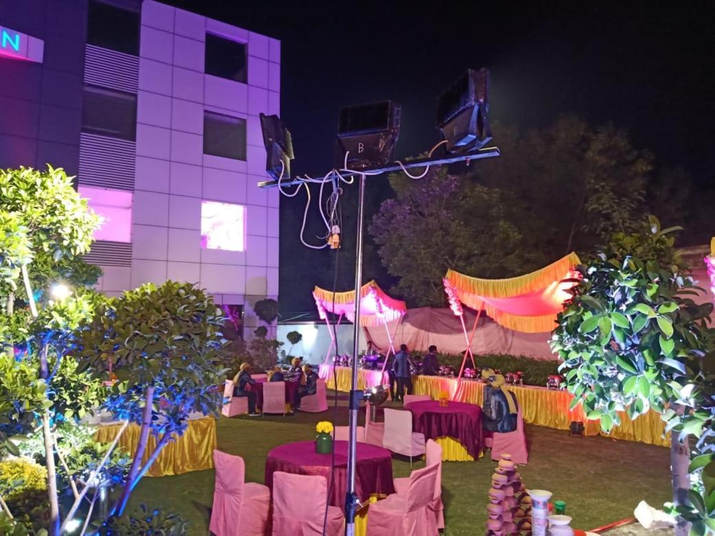 Hotel Sourav Park Inn Agra Agra  Buitenkant foto